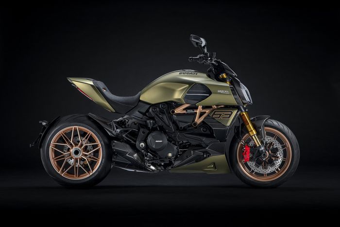  Phiên bản đặc biệt Ducati Diavel 1260 Lamborghini được sản xuất dựa trên chiếc Diavel 1260 S, có động cơ 1.3L quen thuộc, sản sinh công suất 160 mã lực và mô-men xoắn 129 Nm. 