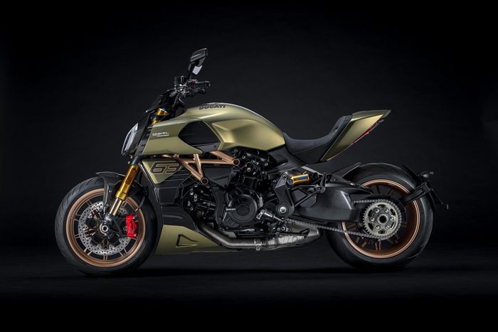  Theo Andrea Ferraresi, Giám đốc Ducati Centro Stile: "Diavel 1260 Lamborghini lấy cảm hứng từ siêu xe nhưng vẫn có phong cách riêng, chính vì thế chúng tôi đã thiết kế lại các yếu tố đặc trưng nhất của Diavel". Vị này cũng cho biết chiếc xe sẽ là món đồ sưu tập giá trị. 
