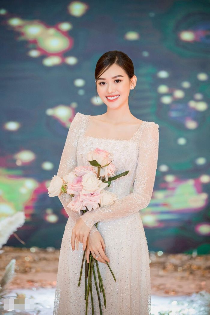  Trong ngày trọng đại, Tường San diện 3 bộ trang phục được làm riêng gồm váy đón khách, đầm cưới lộng lẫy khi bước vào lễ đường và một mẫu thiết kế tinh giản để gặp gỡ khách mời. Chia sẻ trên Zing, cô cho biết: "Đối với tôi, váy cưới là vật giúp mình ghi nhớ đến ngày đẹp nhất cuộc đời. Với tư duy về thời trang rõ ràng, tôi muốn bộ váy cưới tăng thêm sự tự tin, rạng rỡ khi sánh bước cùng chú rể trên lễ đường". 