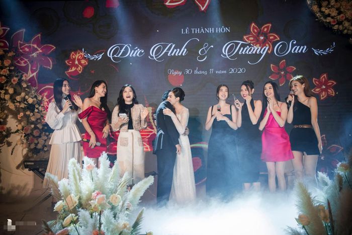  Nhiều người đẹp có mặt trong lễ cưới của á hậu sinh năm 2000. Hoa hậu Đỗ Mỹ Linh, Lương Thùy Linh, Tiểu Vy, Á hậu Thúy An, Bùi Phương Nga... dành nhiều chia sẻ trong tiệc cưới của Tường San. Họ cùng gửi lời chúc mừng hạnh phúc tới đôi uyên ương. 