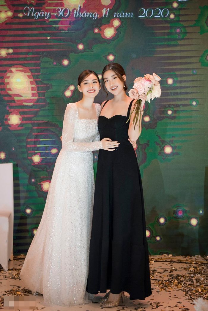  Hoa hậu Đỗ Mỹ Linh chụp ảnh cùng Tường San trong ngày hạnh phúc của cô. Người đẹp sinh năm 1996 diện đầm cúp ngực đen, trang điểm tự nhiên. "Chúc mừng ngày vui của bé Tường San. Cưới đẹp như cổ tích. Cô dâu và chú rể như công chúa, hoàng tử", Mỹ Linh chia sẻ trên trang cá nhân. 