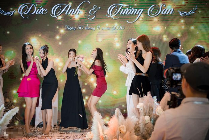  Ở những phút cuối của hôn lễ, Á hậu Tường San tung hoa cưới. Người "bắt" được hoa cưới là Tiểu Vy nhưng Hoa hậu Việt Nam 2018 đã nhanh chóng trao lại cho Đỗ Mỹ Linh. Hoa hậu Việt Nam 2016 tỏ ra bất ngờ khi được đàn em trao lại hoa cưới. Đứng xung quanh, các hoa hậu, á hậu vỗ tay chúc mừng Đỗ Mỹ Linh. 
