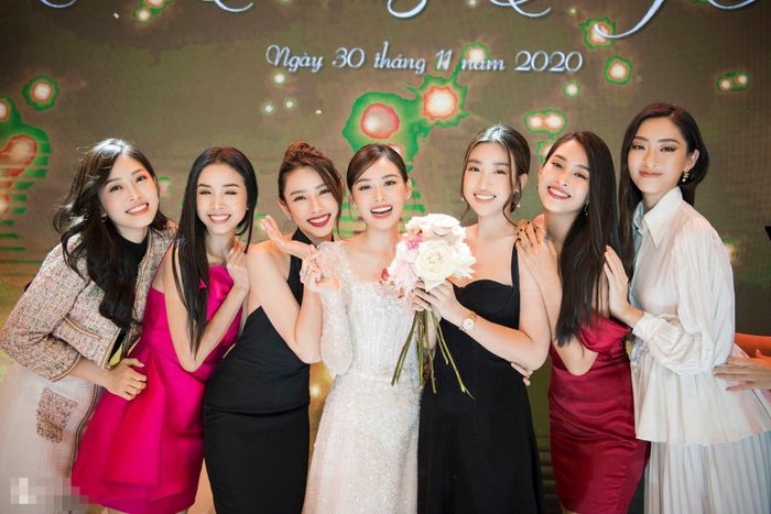  Sau khi kết hôn, Tường San cho biết sẽ hạn chế tham gia các hoạt động showbiz. "Anh ấy không ép buộc tôi phải dừng showbiz. Nhưng chắc chắn tôi sẽ không hoạt động nhiều. Tôi muốn dành thời gian cho gia đình mới của mình", cô nói với Zing. 