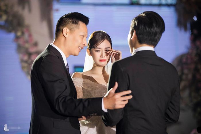  Trên sân khấu, cha của Tường San dành những chia sẻ, dặn dò khi hai con khi về chung một nhà. Trước tâm sự của đấng sinh thành, người đẹp Hà thành bật khóc. Ông xã của cô đứng cạnh động viên vợ. 