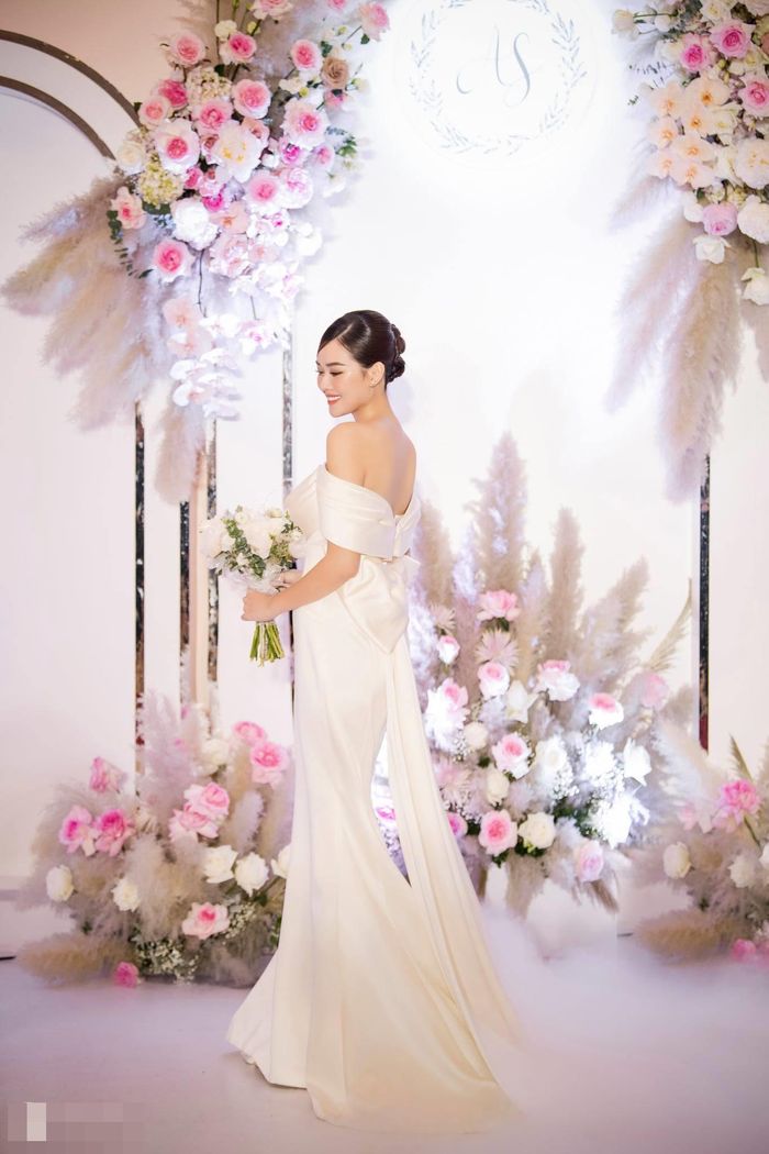  Tường San diện đầm cưới được thiết kế tinh tế. Sau khi kết hôn, cô cùng ông xã sẽ chuyển vào TP.HCM để sinh sống và làm việc. Ngoài những hoạt động với vai trò á hậu, cô sẽ dành nhiều thời gian để chăm sóc cho gia đình mới của mình. "Thật khó để tìm ra lý do khiến tôi quyết định lên xe hoa ở tuổi đôi mươi. Đơn giản là khi hai người ở bên cạnh nhau, cả hai đều có cảm giác bình yên, an toàn và cảm nhận được đây chính là một nửa của mình", á hậu bộc bạch. 