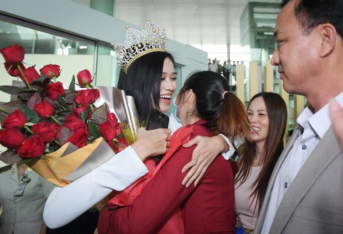  Theo lịch trình, Đỗ Thị Hà ở Thanh Hóa trong 2 ngày. Cô cùng gia đình tổ chức tiệc mừng tại nhà với sự tham dự của bà con hàng xóm. Trong ngày 2/12, hoa hậu sẽ thực hiện một số hoạt động thiện nguyện. 