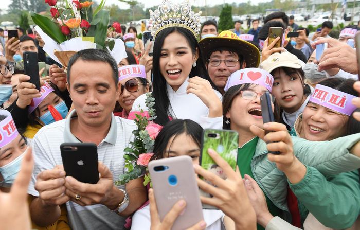  Khoảng hơn 200 người Thanh Hóa đến đón Đỗ Thị Hà. Ông Tào, bố hoa hậu, phải dẫn cô thoát khỏi vòng vây để lên xe về nhà. 