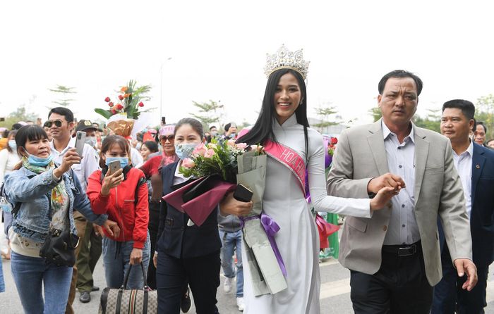 Anh ruột của hoa hậu từng chia sẻ cả gia đình vỡ òa và bối rối khi Đỗ Thị Hà chiến thắng: "Chúng tôi không ngờ em gái chiến thắng trong đêm chung kết. Đây là niềm vui quá lớn. Cha mẹ tôi như lặng đi khi MC xướng tên Hà trở thành hoa hậu. Trước đó, Hà âm thầm đi thi, gia đình không hề biết. Đến khi Hà vào bán kết và chia sẻ trên Facebook, gia đình mới bất ngờ. Chưa bao giờ chúng tôi nghĩ đến việc Hà bước chân vào nghệ thuật, trở thành người nổi tiếng". 