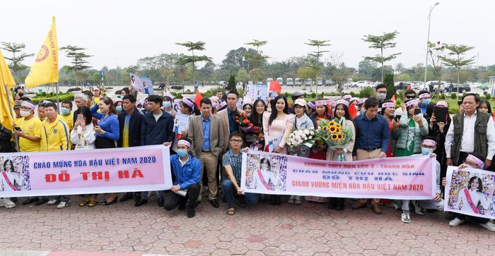  Chia sẻ với Zing, thầy Phạm Văn Quý, giáo viên chủ nhiệm thời cấp 3 của Đỗ Thị Hà, cho biết ngay sau khi đăng quang, cô đã nhắn tin cho thầy và hẹn ngày về thăm trường. “Hà học đều các môn, giỏi nhất là tiếng Anh. Em là người năng động, làm lớp phó văn thể mỹ, tham gia rất nhiều hoạt động ngoại khóa”, thầy Quý nói. 
