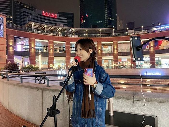  Không kiếm được nhiều tiền song ca hát là cách cô thỏa mãn đam mê. 