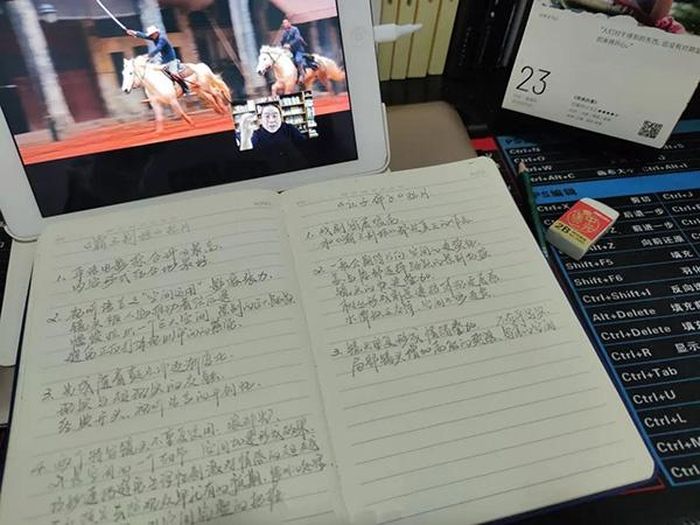  Zhu dành nhiều thời gian xem và bình luận phim sau giờ làm. 