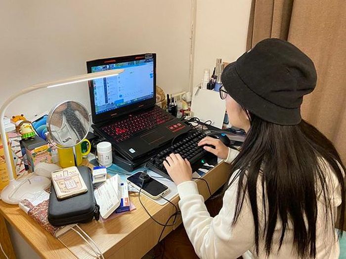  Khác với một nữ nhân viên khép kín, không thích giao tiếp với người lạ ở văn phòng, trên mạng, Li dễ dàng làm quen với nhiều bạn mới có chung sở thích. 