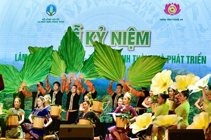 Chương trình nghệ thuật tôn vinh 75 năm ngành Lâm nghiệp. Ảnh VGP/Nhật Bắc 