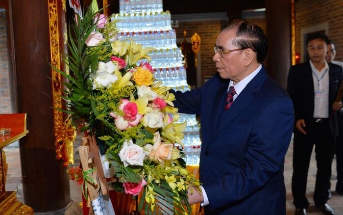 Nguyên Tổng Bí thư Nông Đức Mạnh dâng hoa tại đền Chung Sơn. (Ảnh: Thành Cường)