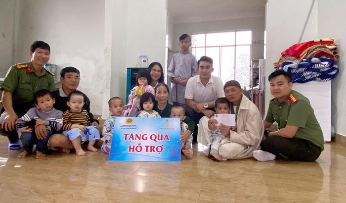 Và trao quà hỗ trợ các cháu nhỏ đang sống ở một ngôi chùa.