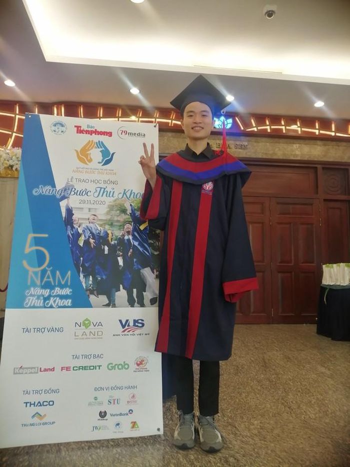 Thắng là một trong 85 sinh viên nhận học bổng "Nâng bước thủ khoa 2020". "Học bổng là nguồn động lực to lớn giúp mình vững tin vào con đường phía trước. Mình sẽ nỗ lực hơn nữa để giữ vững được thành tích trong học tập", Thắng chia sẻ.