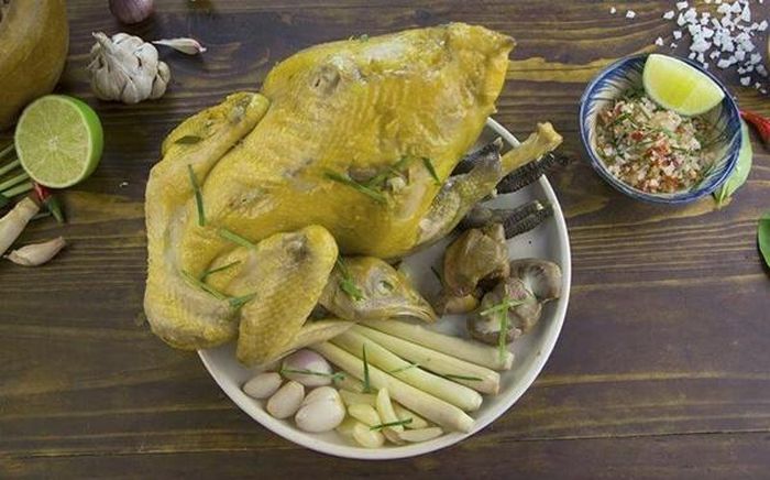 Gà hấp sà lá chanh mềm ngon, hấp dẫn (Ảnh minh họa)