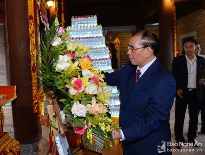 Nguyên Tổng Bí thư Nông Đức Mạnh dâng hoa tại Đền Chung Sơn. Ảnh: Thành Cường
