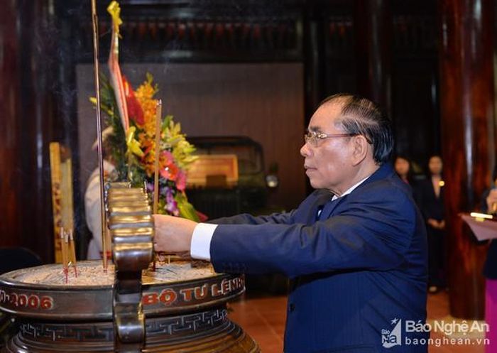 Đồng chí Nông Đức Mạnh và đoàn công tác dâng hương Chủ tịch Hồ Chí Minh. Ảnh: Thành Cường