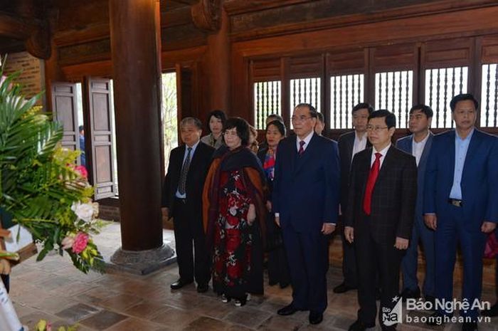Đồng chí Nông Đức Mạnh và đoàn công tác tưởng niệm tại Đền Chung Sơn. Ảnh: Thành Cường.