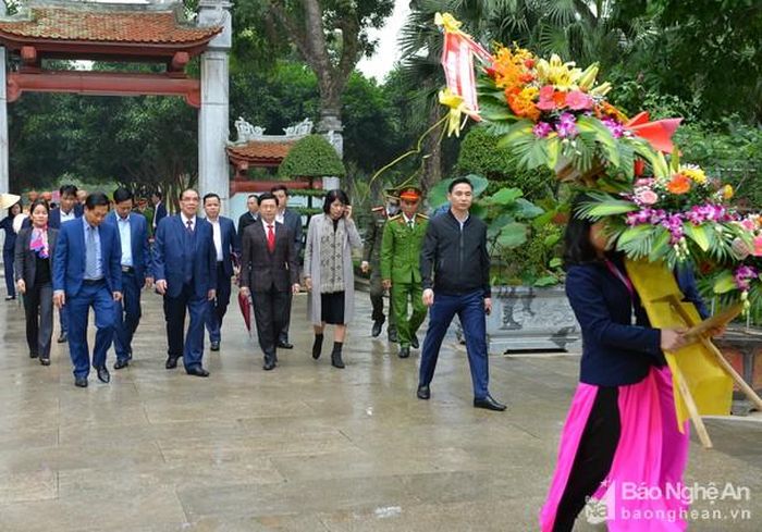 Đồng chí Nông Đức Mạnh cùng đoàn đến dâng hương, dâng hoa tại khu di tích Kim Liên. Ảnh: Thành Cường