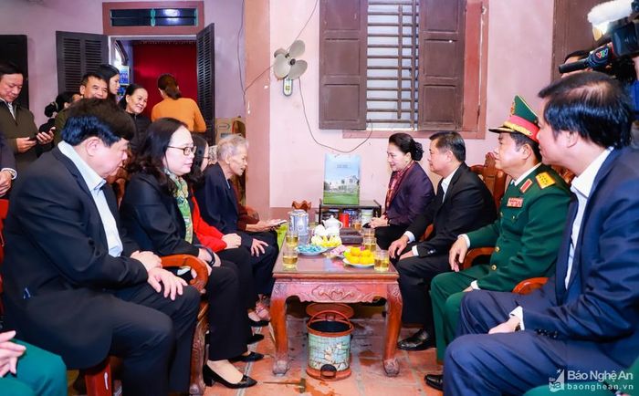 Chủ tịch Quốc hội thăm gia đình ông Nguyễn Xuân Cửu tại xã Hưng Đạo, Hưng Nguyên. Ảnh: Thành Duy