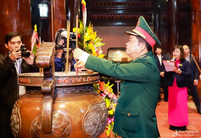 Đại tướng Đỗ Bá Tỵ - Phó Chủ tịch Quốc hội dâng hương tưởng niệm Chủ tịch Hồ Chí Minh. Ảnh: Thành Duy