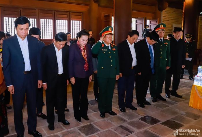 Chủ tịch Quốc hội Nguyễn Thị Kim Ngân và đoàn công tác thực hiện lễ tưởng niệm tại Đền Chung Sơn. Ảnh: Thành Duy