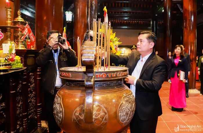 Đồng chí Thái Thanh Quý - Ủy viên dự khuyết Trung ương Đảng, Bí thư Tỉnh ủy Nghệ An dâng hương tưởng niệm Chủ tịch Hồ Chí Minh. Ảnh: Thành Duy