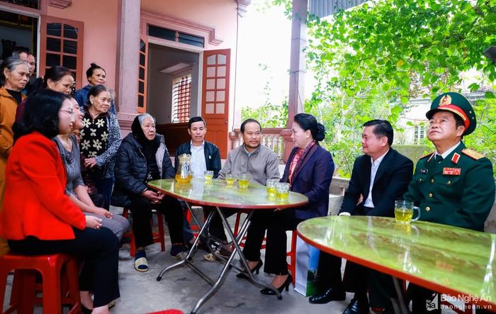 Chủ tịch Quốc hội thăm gia đình ông Nguyễn Thanh Tịnh tại xã Hưng Đạo, Hưng Nguyên. Ảnh: Thành Duy