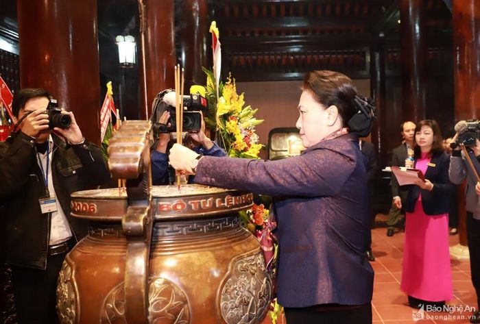 Chủ tịch Quốc hội Nguyễn Thị Kim Ngân dâng hương tưởng niệm Chủ tịch Hồ Chí Minh. Ảnh: Thành Duy