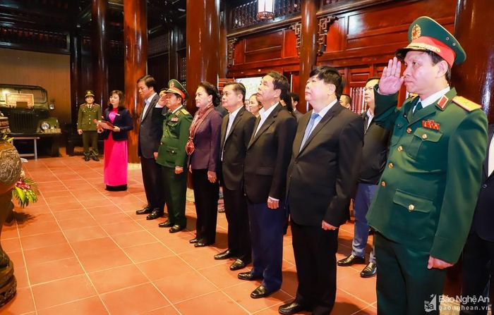 Các đại biểu tưởng niệm Chủ tịch Hồ Chí Minh. Ảnh: Thành Duy