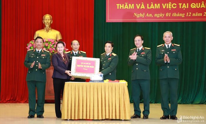 Chủ tịch Quốc hội Nguyễn Thị Kim Ngân tặng quà cho lực lượng vũ trang Quân khu 4. Ảnh: Thành Duy
