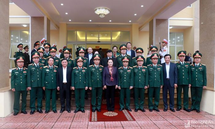 Chủ tịch Quốc hội Nguyễn Thị Kim Ngân cùng đoàn công tác chụp ảnh lưu niệm với lãnh đạo Quân khu 4. Ảnh: Thành Duy