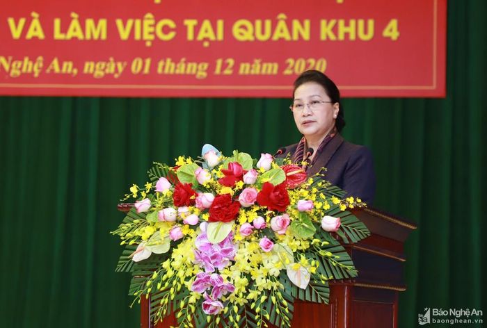 Đồng chí Nguyễn Thị Kim Ngân - Ủy viên Bộ Chính trị, Chủ tịch Quốc hội phát biểu trong chuyến thăm, làm việc tại Bộ Tư lệnh Quân khu 4. Ảnh: Thành Duy