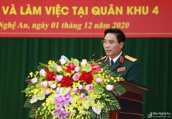 Trung tướng Nguyễn Doãn Anh - Tư lệnh Quân khu 4 trình bày báo cáo thực hiện các nhiệm vụ quân sự, quốc phòng. Ảnh: Thành Duy