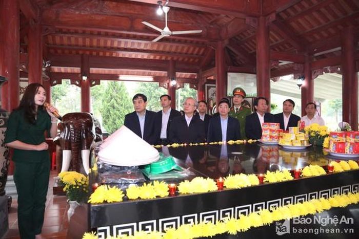 Đồng chí Trần Quốc Vượng và các đại biểu nghe cán bộ Khu Di tích lịch sử quốc gia Truông Bồn kể lại sự kiện ngày 31/10/1968. Ảnh: Đào Tuấn