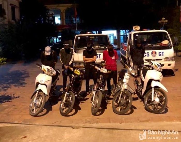 Các đối tượng bị triệu tập. Ảnh: Quang Huy