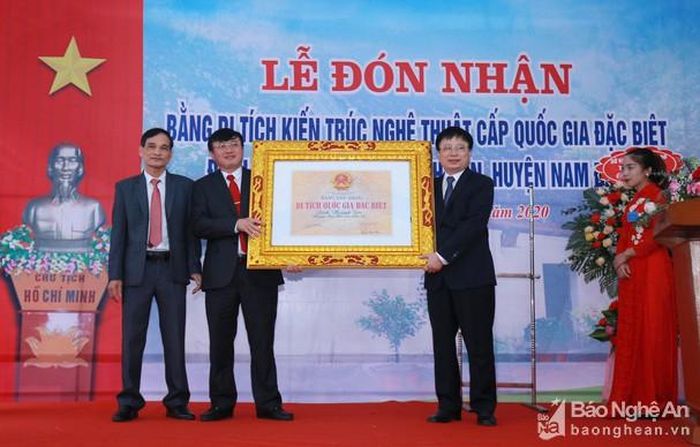 Phó Chủ tịch UBND tỉnh Bùi Đình Long trao Bằng công nhận Di tích Quốc gia đặc biệt Đình Hoành Sơn cho lãnh đạo huyện Nam Đàn. Ảnh: Đức Anh