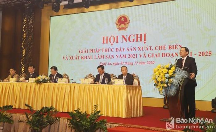 Các đồng chí chủ trì Hội nghị giải pháp thúc đẩy sản xuất, chế biến và xuất khẩu lâm sản năm 2021 và giai đoạn 2021 -2025. Ảnh: Phạm Bằng