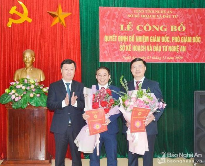 Đồng chí Nguyễn Đức Trung trao Quyết định bổ nhiệm Giám đốc Sở Kế hoạch và Đầu tư cho đồng chí Nguyễn Xuân Đức và Phó Giám đốc cho đồng chí Hồ Việt Dũng. Ảnh Thanh Lê