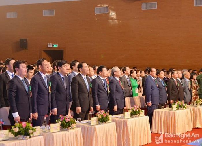 Các đại biểu dự lễ thực hiện nghi lễ chào cờ. Ảnh: Thành Cường