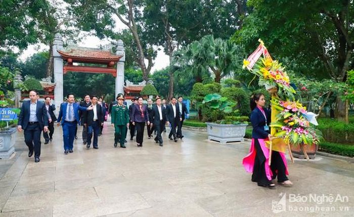 Chủ tịch Quốc hội Nguyễn Thị Kim Ngân và đoàn công tác về dâng hoa, dâng hương tưởng niệm Chủ tịch Hồ Chí Minh tại Khu Di tích Quốc gia đặc biệt Kim Liên. Ảnh: Thành Duy