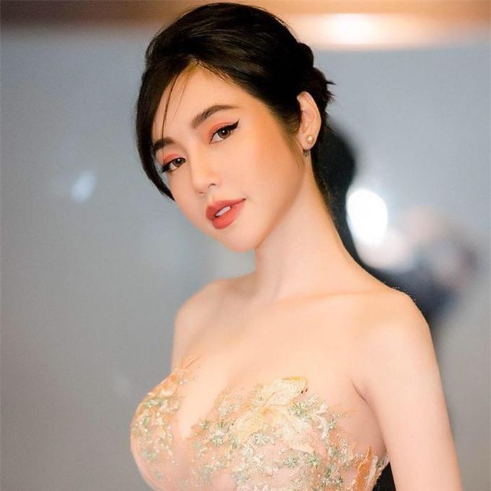 Elly Trần là một trong những mẹ bỉm sữa tháo vát, khéo léo của showbiz Việt. Cô thường xuyên vào bếp nấu nướng cho gia đình và những lúc rảnh rỗi lại dành thời gian chăm sóc vườn tược.