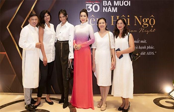 Á hậu Trịnh Kim chi nền nã với áo dài truyền thống đến tham quan triển lãm ảnh nói về những số phận không may nhiễm HIV. Chương trình giới thiệu hơn 30 vật phẩm, gắn liền với những câu chuyện của bệnh nhân HIV như: giấy xét nghiệm, bình sữa, ghế bố, sổ khám bệnh, nồi cơm điện, cặp nhẫn, thẻ bảo hiểm y tế, bông gòn, chai thủy tinh...