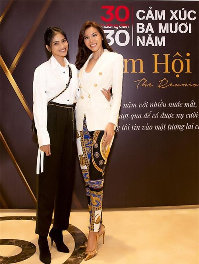 Siêu mẫu Minh Tú gây chú ý khi mặc quần họa tiết nổi bật dự sự kiện hôm 29/11.