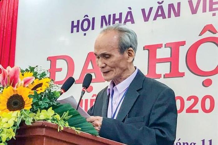 Đại biểu cao niên nhất, nhà thơ Hoàng Minh Châu (sinh năm 1930).