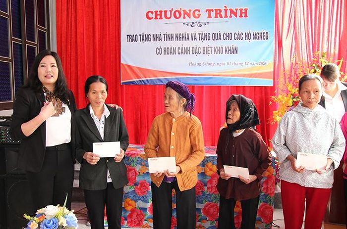 Báo Phú Thọ trao 30 xuất quà cho các hộ có hoàn cảnh đặc biệt khó khăn trên địa bàn xã Hoàng Cương.
