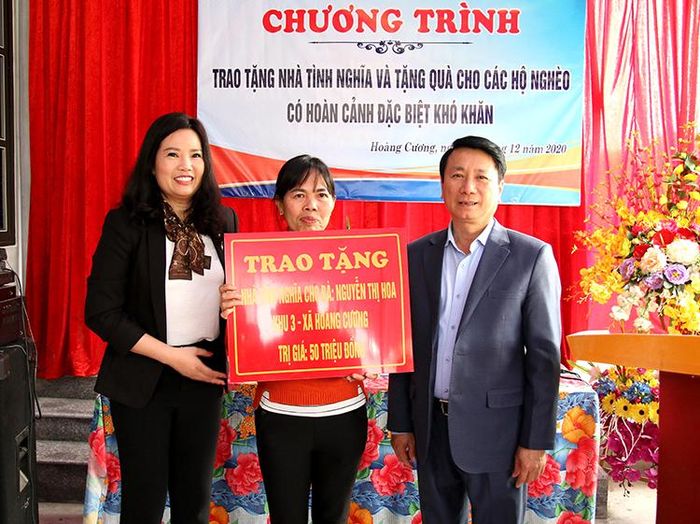 Lãnh đạo Báo Phú Thọ và các nhà hảo tâm trao tặng 50 triệu đồng cho gia đình bà Nguyễn Thị Hoa ở khu 3, xã Hoàng Cương theo chương trình xây dựng nhà tình nghĩa.
