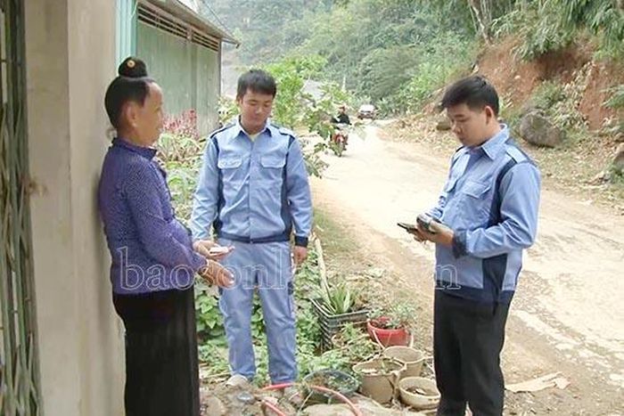 Cán bộ trạm cấp nước xã Chiềng Cọ sử dụng phần mềm CityWork.vn tính chỉ số nước cho khách hàng.